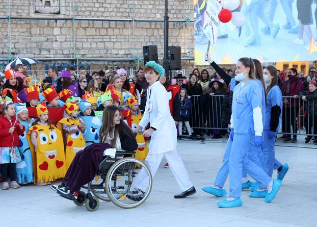 Šibenik: Maškarana povorka Šibenskog krnjevala 2026. prošetala je gradom sa 300 Dalmatinera