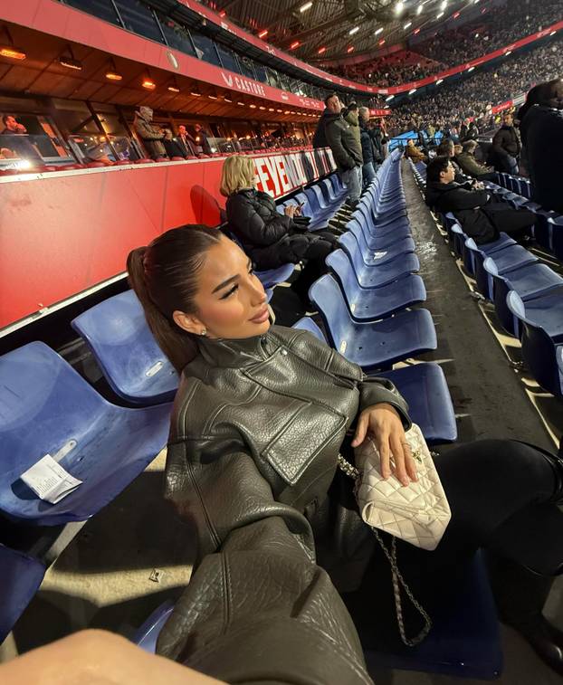 FOTO Zbog supruga je prešla na islam, a optužili su ju da zbog njene 'magije' on ne igra za BiH