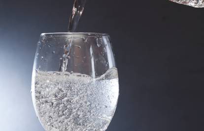 Doprinosi li mršavljenju ili izaziva žgaravicu? Razotkrivena četiri mita o gaziranoj vodi