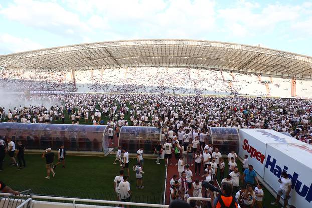 Split: Navijači ušli u teren na završetku  utakmice  Hajduk - Šibenik