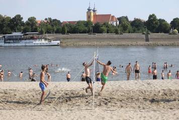 Osijek: Velika temperature je natjerala gra&dstrok;ane da potra&zcaron;e rashla&dstrok;enje na Dravi