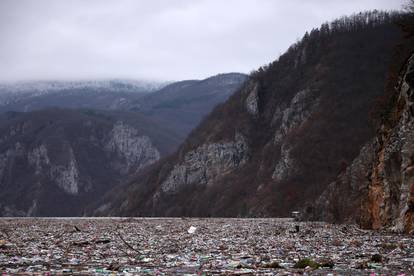 Višegrad: Tone smeća iz tri zemlje plutaju Drinom  