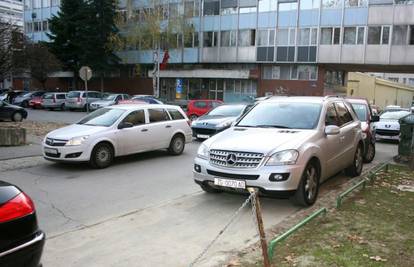 Šuker se žurio na dodjelu nagrade pa krivo parkirao 