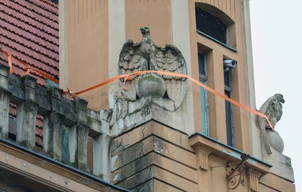 Zagreb: Kipovi na Domu Trgovačko-obrtničke komore zavezani s gurtnama radi sigurnosti