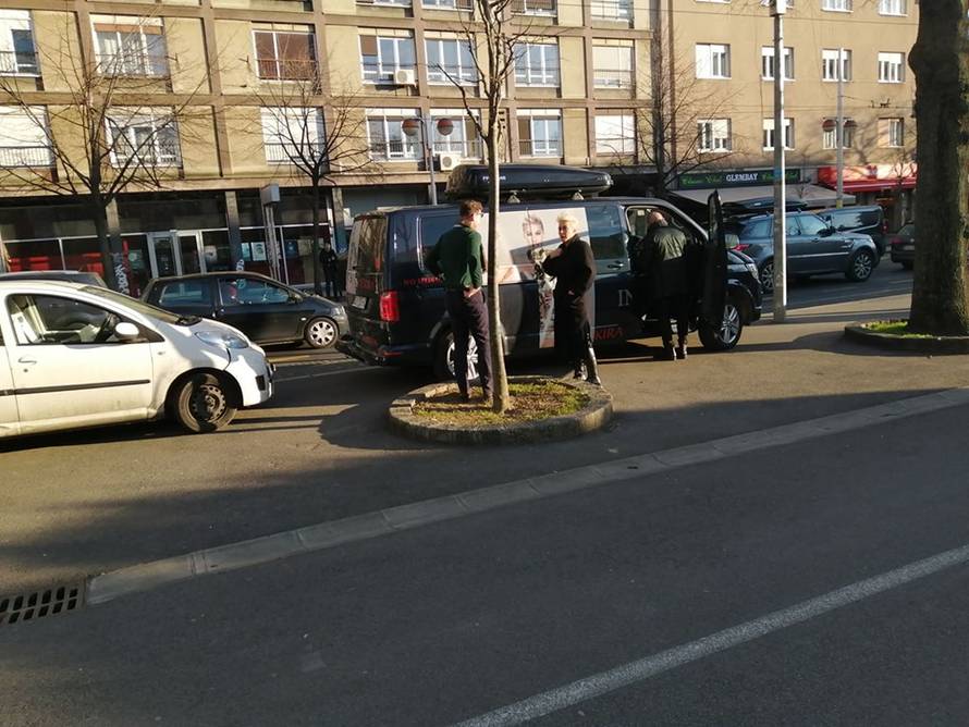 Indira imala prometnu nesreću: Auto se 'zakucao' u njen kombi