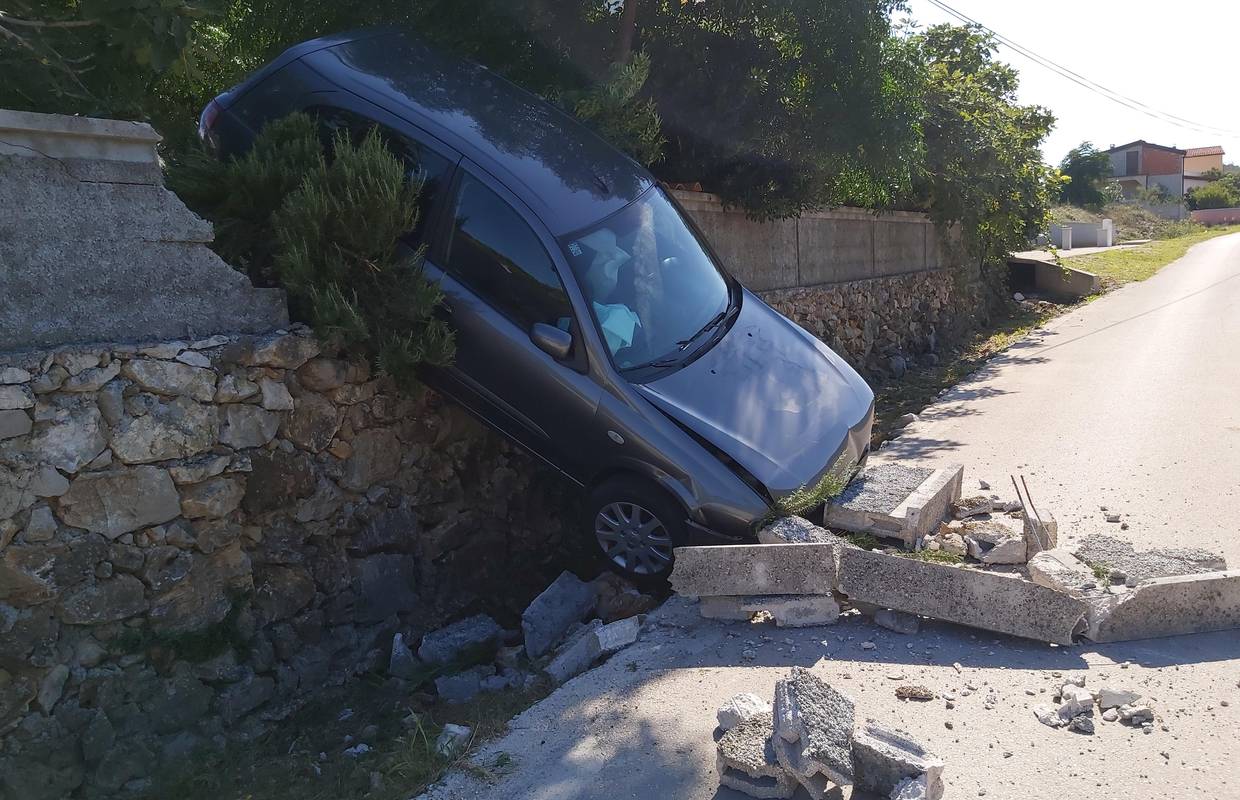Ups, zaboravila sam ručnu! Na Viru auto probio betonski zid
