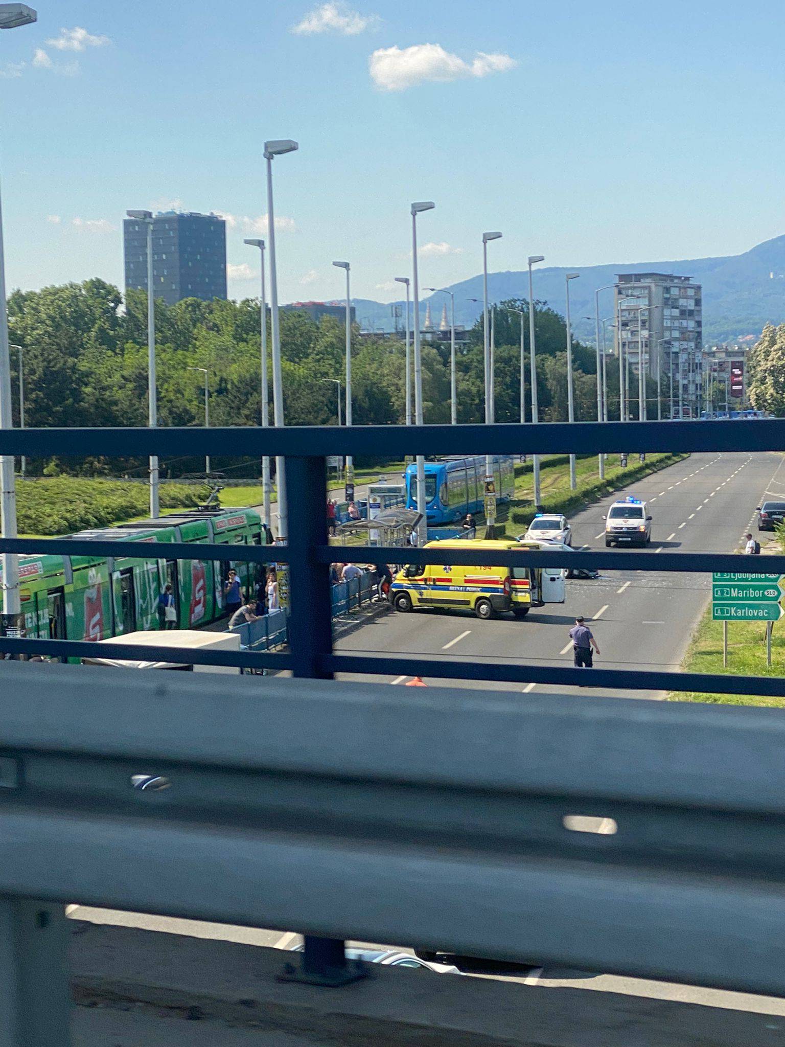 VIDEO Užas u Zagrebu: Autom pokupio tramvajsku stanicu i pješake, troje ljudi ozlijeđeno