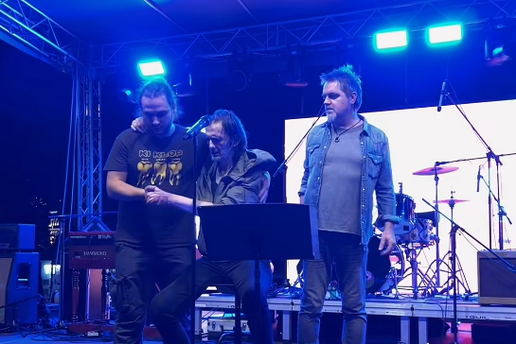 VIDEO Koncert je zavr&scaron;io i prije nego &scaron;to je po&ccaron;eo: Bareta su odveli s pozornice u Makarskoj