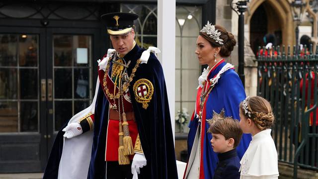 London: Princeza Kate u haljini Alexandera McQueena s obitelji stigla je na krunidbu