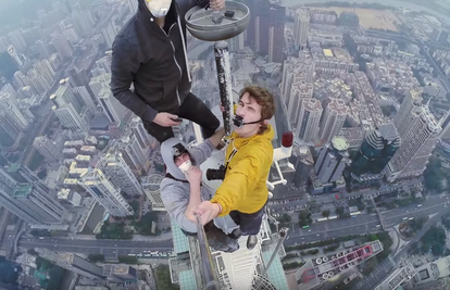 Popeli se na vrh nebodera pa 'ufotkali' najstrašniji 'selfie'