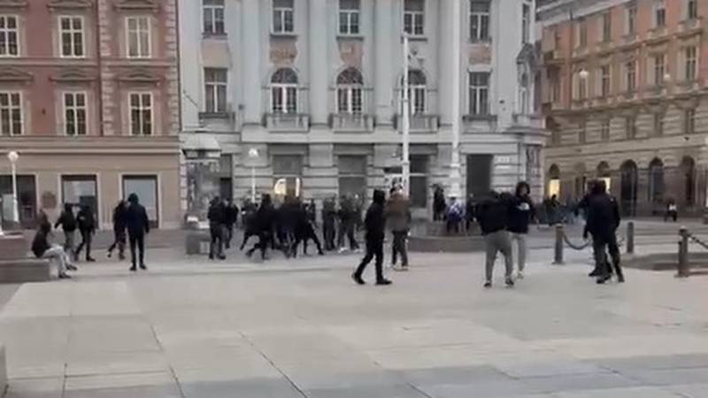 VIDEO Masovna tučnjava maskiranih na Jelačićevu trgu: 'Svi smo bili u šoku. Strašno...'