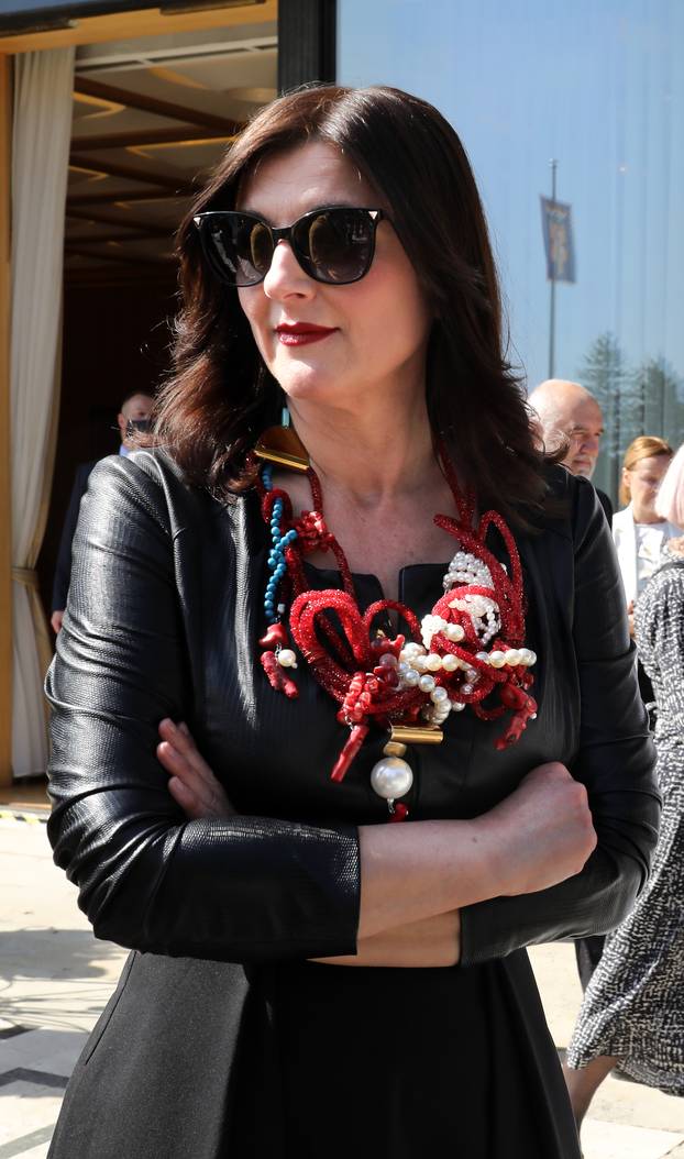 Što nosi Sanja Musić Milanović? Dizajnerski nakit, sunčane od 130 eura,  odjeća sa sniženja...