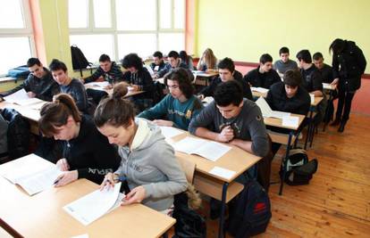 Nakon odgode zbog krađe: Učenici pišu esej iz hrvatskog 