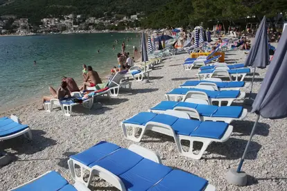 Okršaj u Baškoj Vodi: Turist bacio ležaljku u more, vikao na koncesionara da je makne