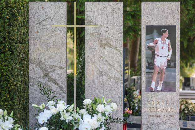 Zagreb: Delegacija Dinama položila vijenac na grob Dražena Petrovića povodom obljetnice njegove smrti