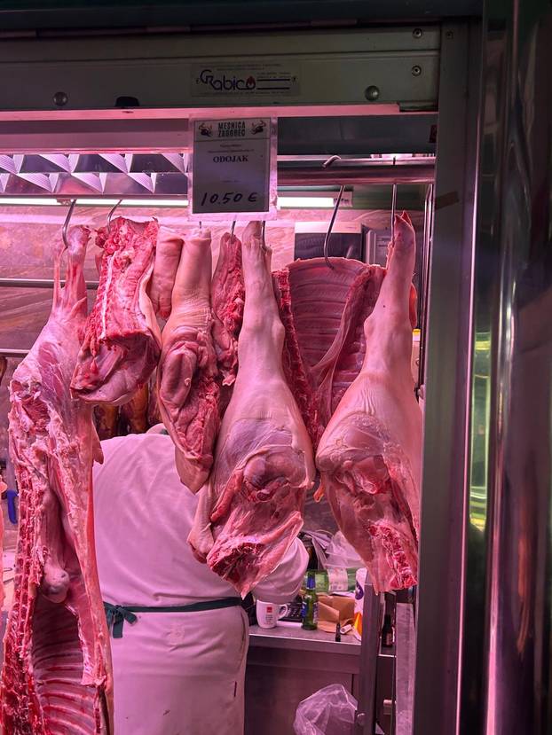 FOTO Građani šokirani! Za kilu janjetine 20 eura, rajčice po 7, a orada na Dolcu čak 28 eura