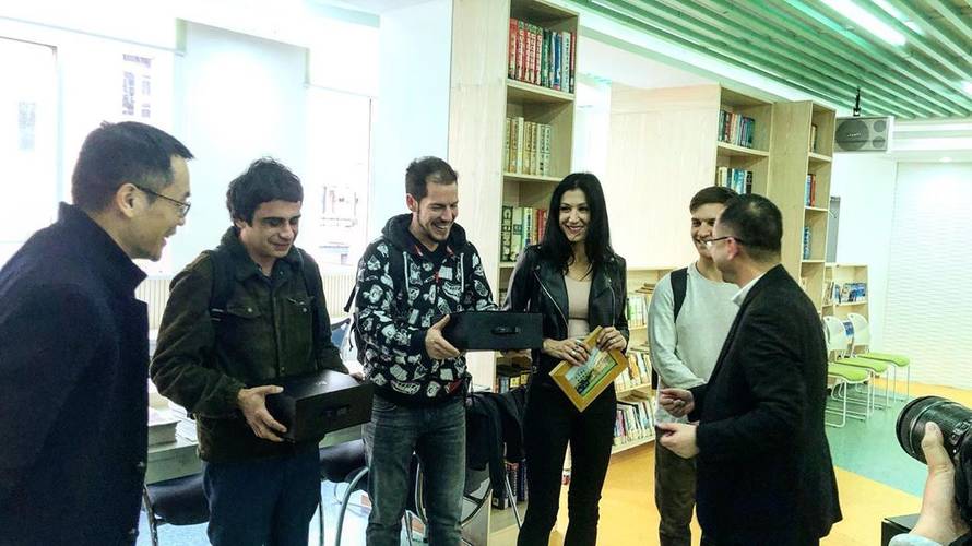 Ana Rucner nakon Kalembera ljubi bubnjara, držali se za ruke