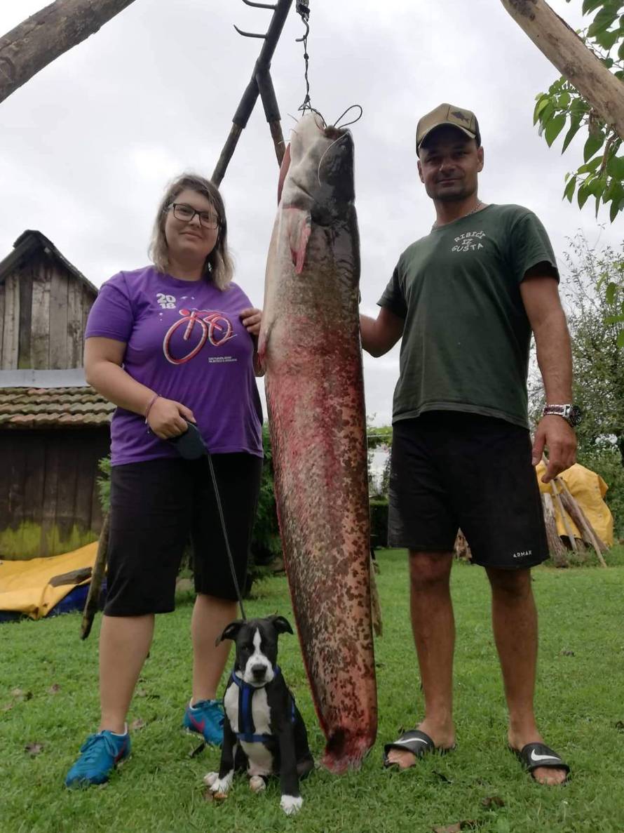 'Drž' ga, ne puštaj!' - Kako da ga držim kad on drži mene?!