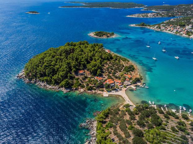 Pogled iz zraka na drevnu potopljenu cestu kod Korčule, po njoj su ljudi hodali prije 7.000 godina