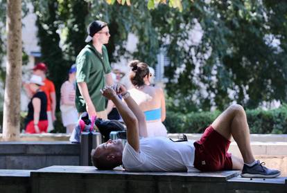 FOTO U hladu je spas! Turisti u Splitu sakrili su se od vrućina