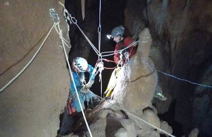 Tri speleologa ostala zarobljena u spilji u francuskim Alpama, na jednog su pale veće stijene?