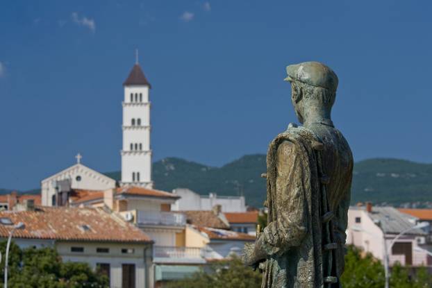 Statue,Of,The,Crikvenica`s,Fisherman,Pointing,At,The,Town