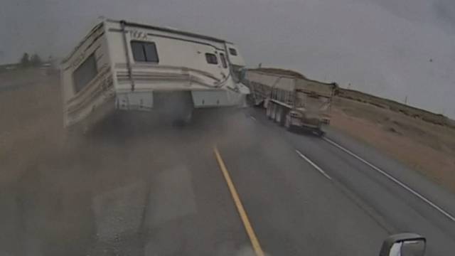 VIDEO Trenutak katastrofe: Kamperom pretjecao kamion pa izletjeli s ceste u  Oregonu