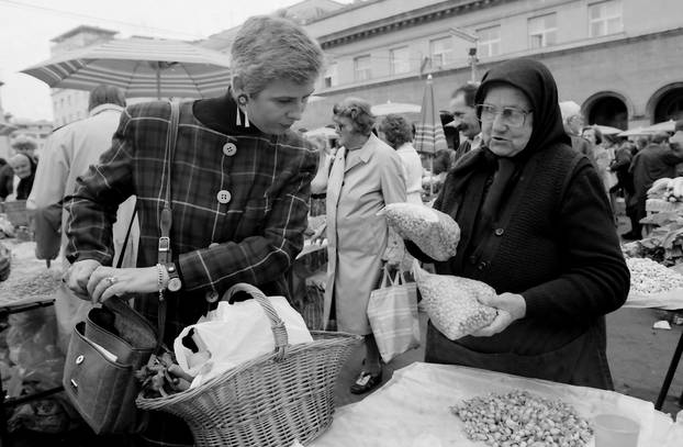 Zagreb: Gradona?elnik Mikša u društvu kolega i Jadranke Kosor obišao Dolac, 21.10.1995.