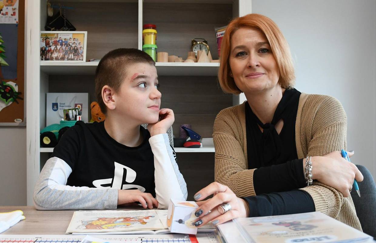 Učiteljica slobodno vrijeme provodi s bolesnim učenikom