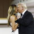 FOTO Prvi ples Donalda Trumpa i Melanije: Zaplesali sentiš na inauguraciji, milo se gledali...