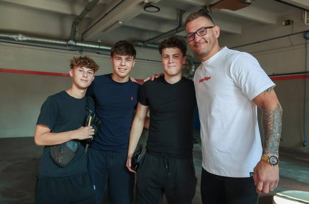 Stipe Miočić prvi se put u životu spustio niz šipku u vatrogasnoj postrojbi Zagreb