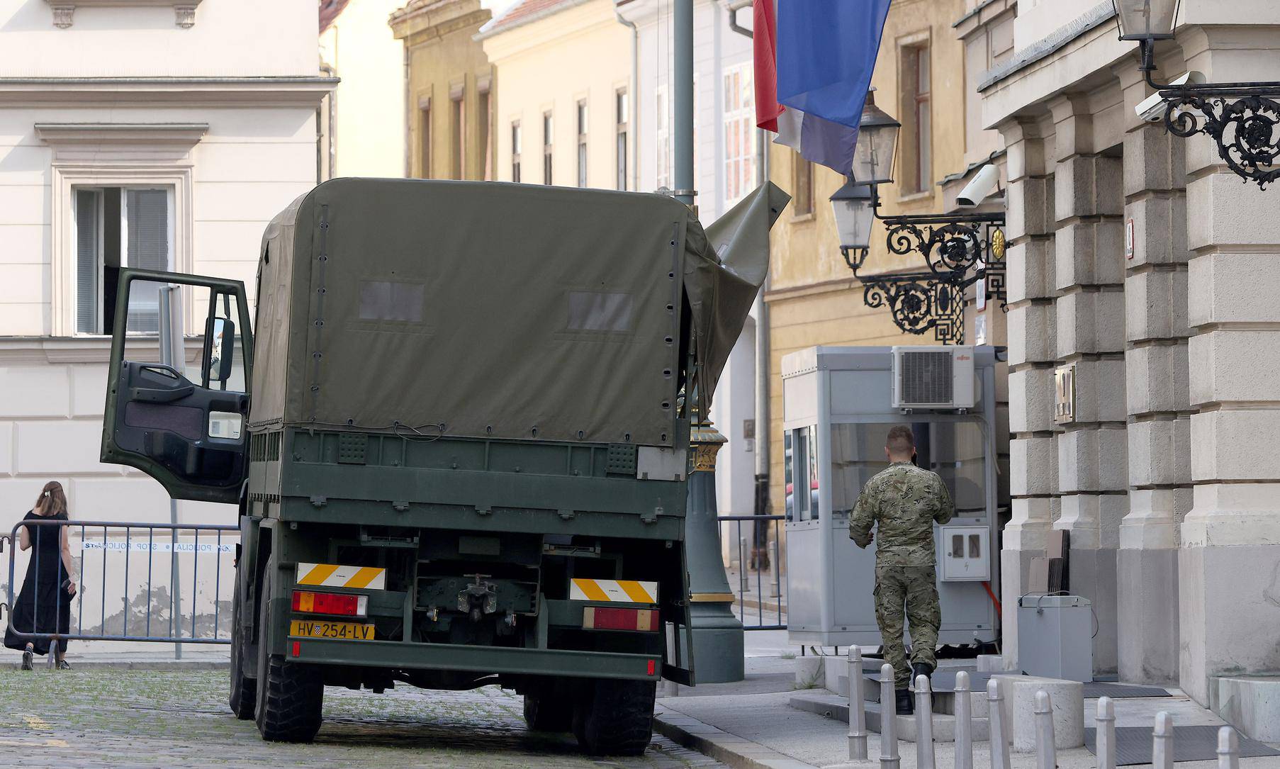 Zagreb: Vojni kamioni na Markovom trgu pomažu preseliti stvari iz Sabora