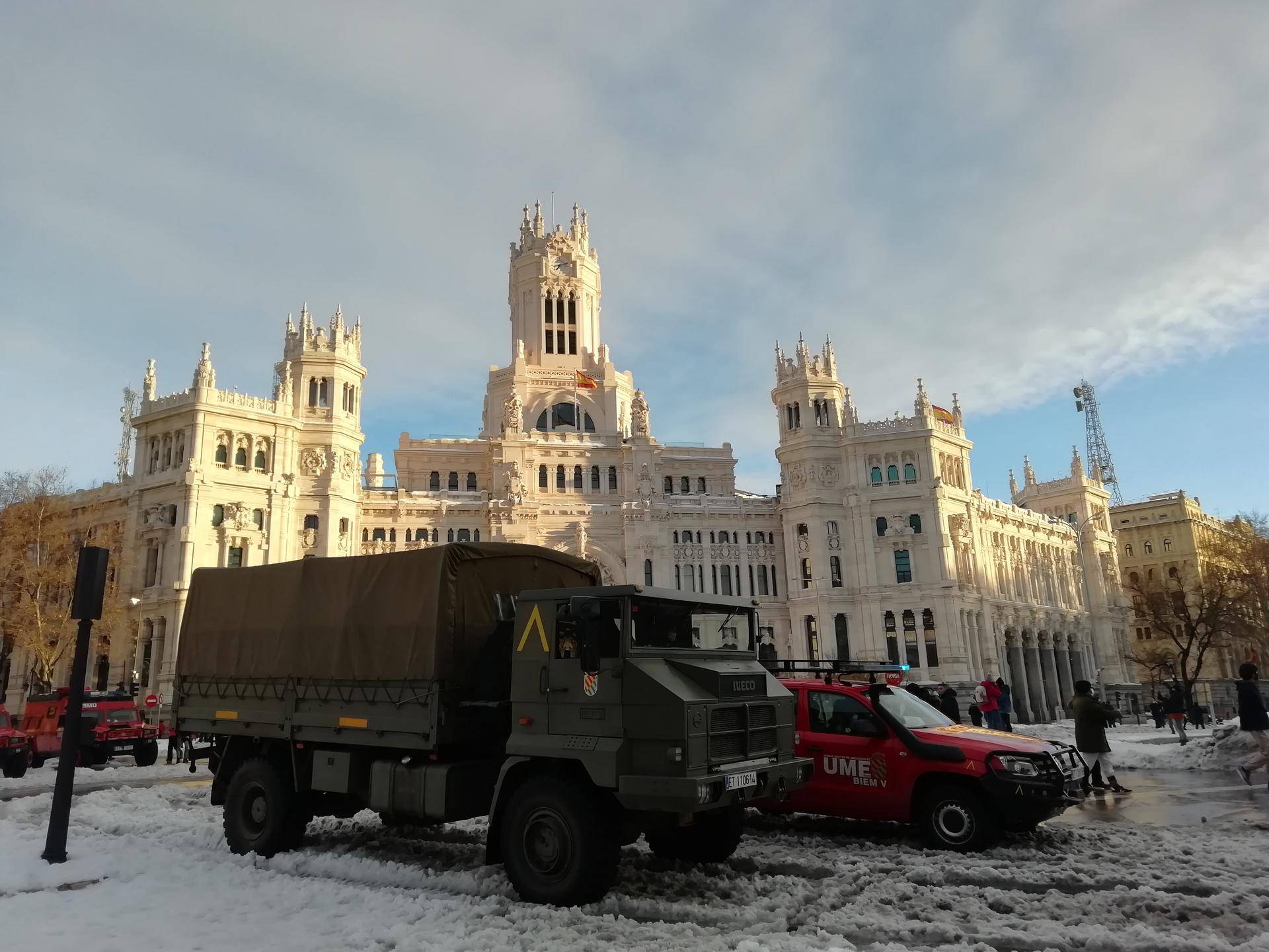Snježni kaos u Španjolskoj: Kamioni s hranom uspjeli su se probiti do zaleđenoga grada