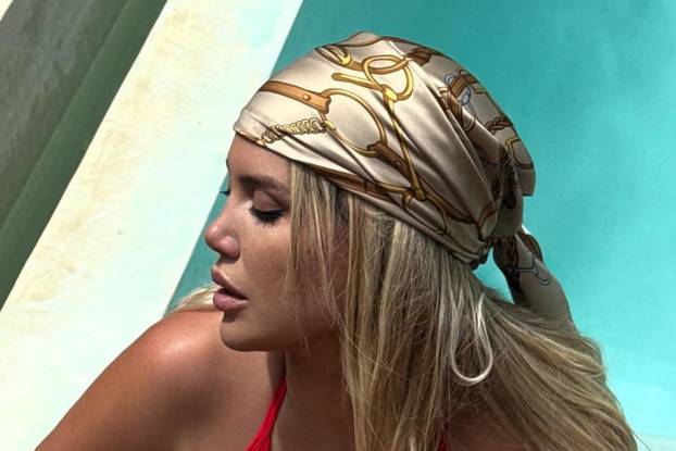 FOTO Wanda je pokazala kako pliva na bazenu. I ribice gledaju