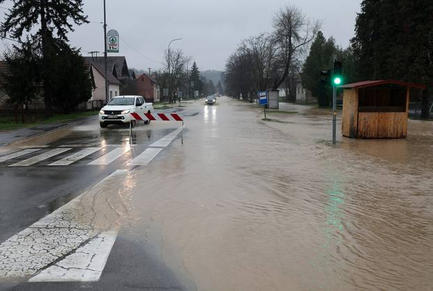 Poplava u Orahovici, voda prijeti kućama