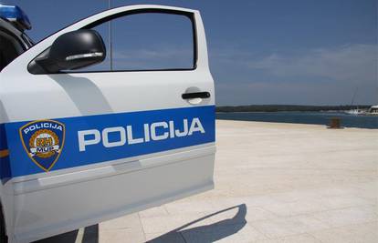 Drama u Puli: Muškarac (33) udarao psa na plaži pa prijetio policajcima, bježao na SUP dasci