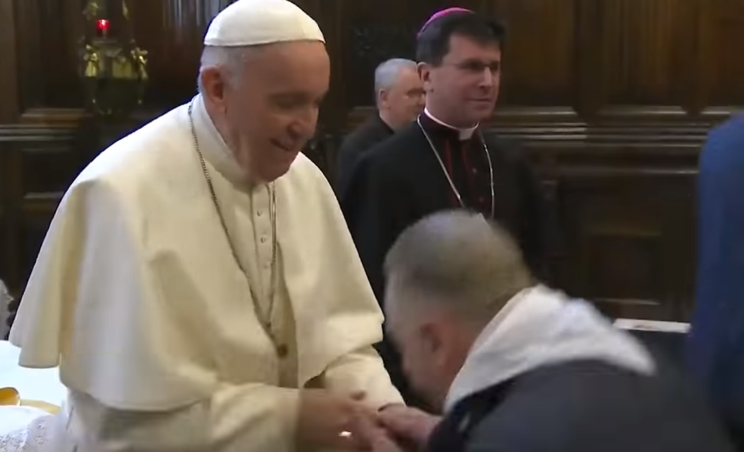 Papa izmicao ruku: On ne želi da vjernici ljube njegov prsten