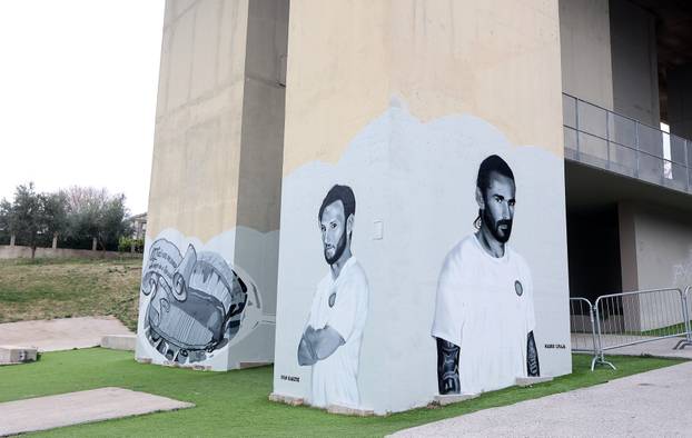 Split: Ususret 114. rođendanU Hajduka na zgradi Sveučilišta naslikani su murali nogometaša