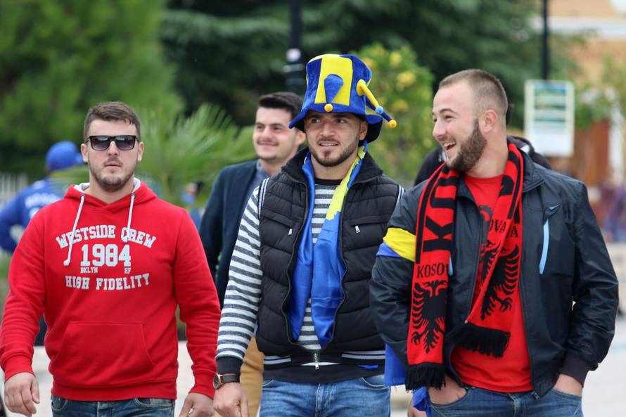 VIDEO Idila: Hrvati i Kosovari zagrljeni pjevaju na ulicama