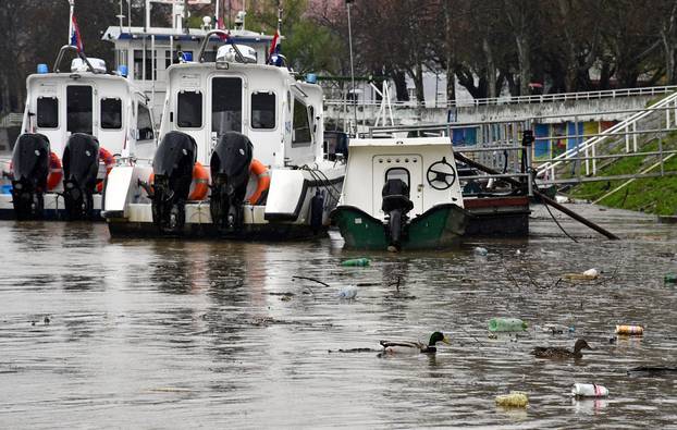 Slavonski Brod: Zbog obilnih kiša naglo raste vodostaj Save