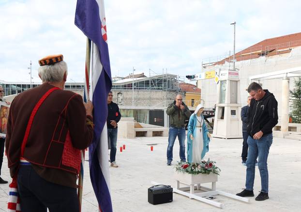 Šibenik: Molitelji krunice ispred Gradske uprave