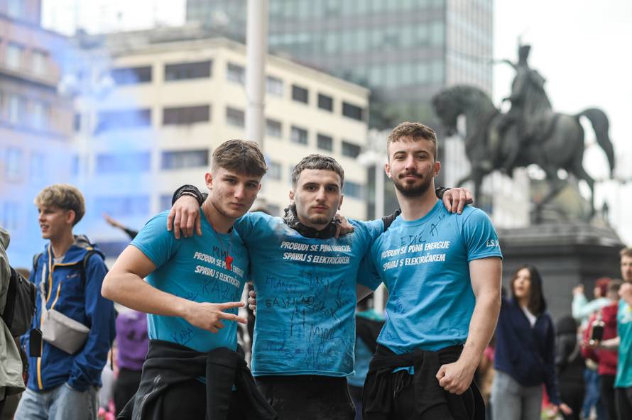 Zagreb: Maturanti se okupili na Trgu bana Jelačića i krenuli prema Bundeku