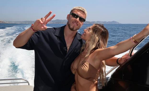 FOTO Napadač BiH uoči SP-a otvorio dušu: 'Moja supruga je Srpkinja, ali nogomet spaja...'