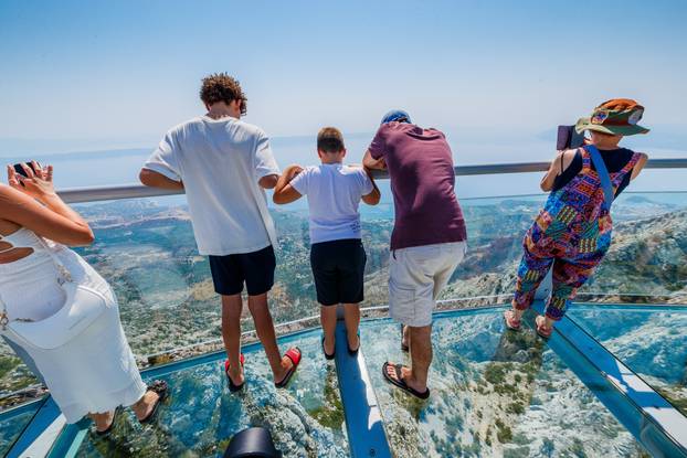 Brojni posjetitelji dovoljno su hrabri za obilazak Skywalka, vidikovca na Biokovu