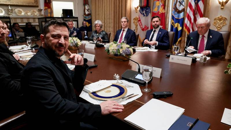 Trumpov mirovni načrt Ukrajini ponuja varnostna jamstva po Natovem vzoru, Putin opozarja na posledice zavrnitve, Zelenski obljublja, da ne bo izdal države