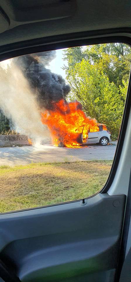 Zapalio se auto na Jankomiru