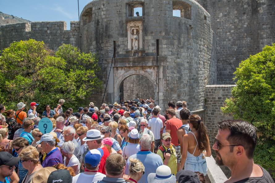Kaos na ulazu u Dubrovnik: Turisti blokirali gradsku jezgru