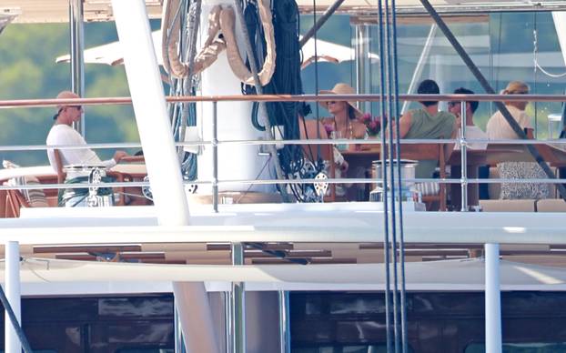 Lastovo: Poznati na jahti Jeffa Bezosa zabavljali se na palubi i u moru