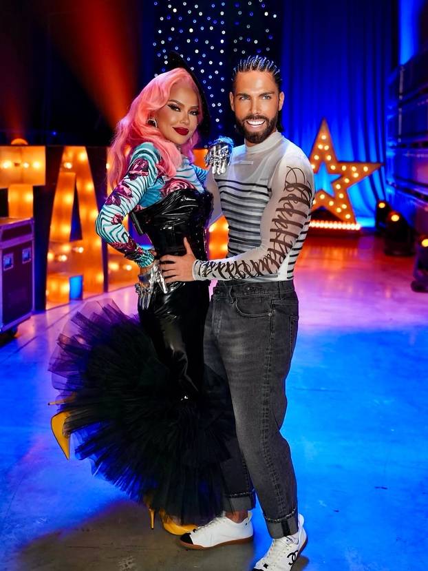 FOTO Maja Šuput u večerašnjem Supertalentu ima rozu kosu! Pogledajte eklektični outfit