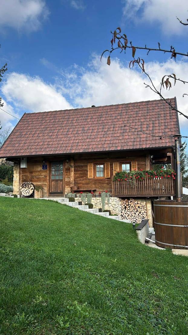 FOTO Ova kuća blizu Zagreba pravi je raj - filmove možete gledati iz bačve za kupanje!